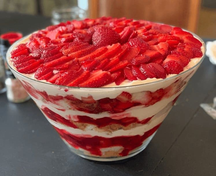 Strawberry Cheesecake Trifle - Cakes And Colors